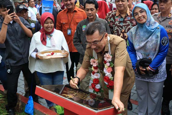 Wakil Wali Kota Bekasi Resmikan Taman Sakura Jakasampurna