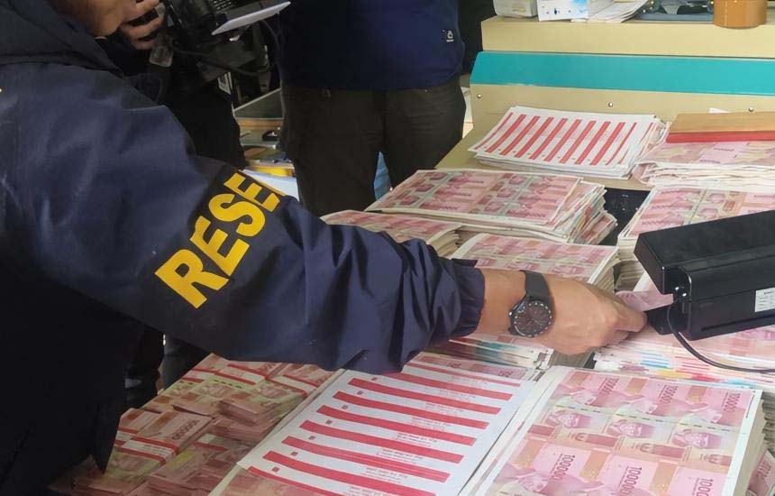 Polda Metro Jaya Bongkar Sindikat Produksi Uang Palsu Sebanyak 360 ribu lembar uang pecahan Rp100 ribu di Tangsel